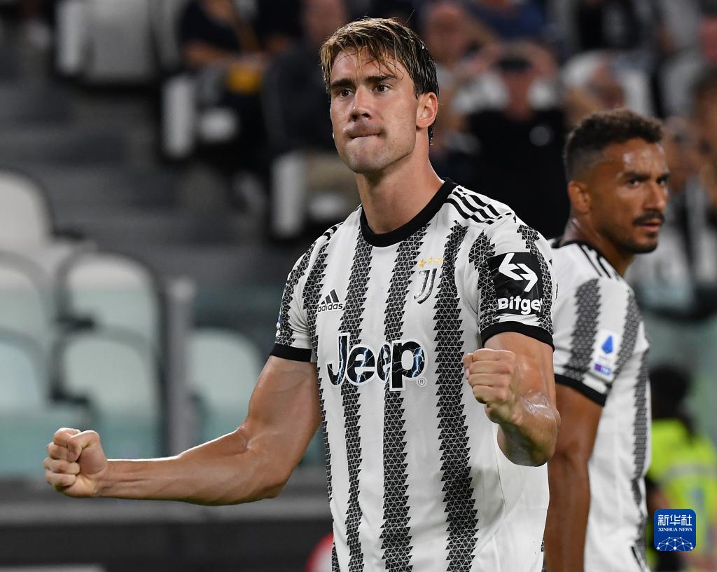 拜仁12轮不败领跑，曼城绝杀鱼腩，巴萨AC米兰登顶