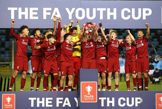 上海市政府向海港赠送冠军贺礼：木雕雄鹰和冠军奖杯刺绣