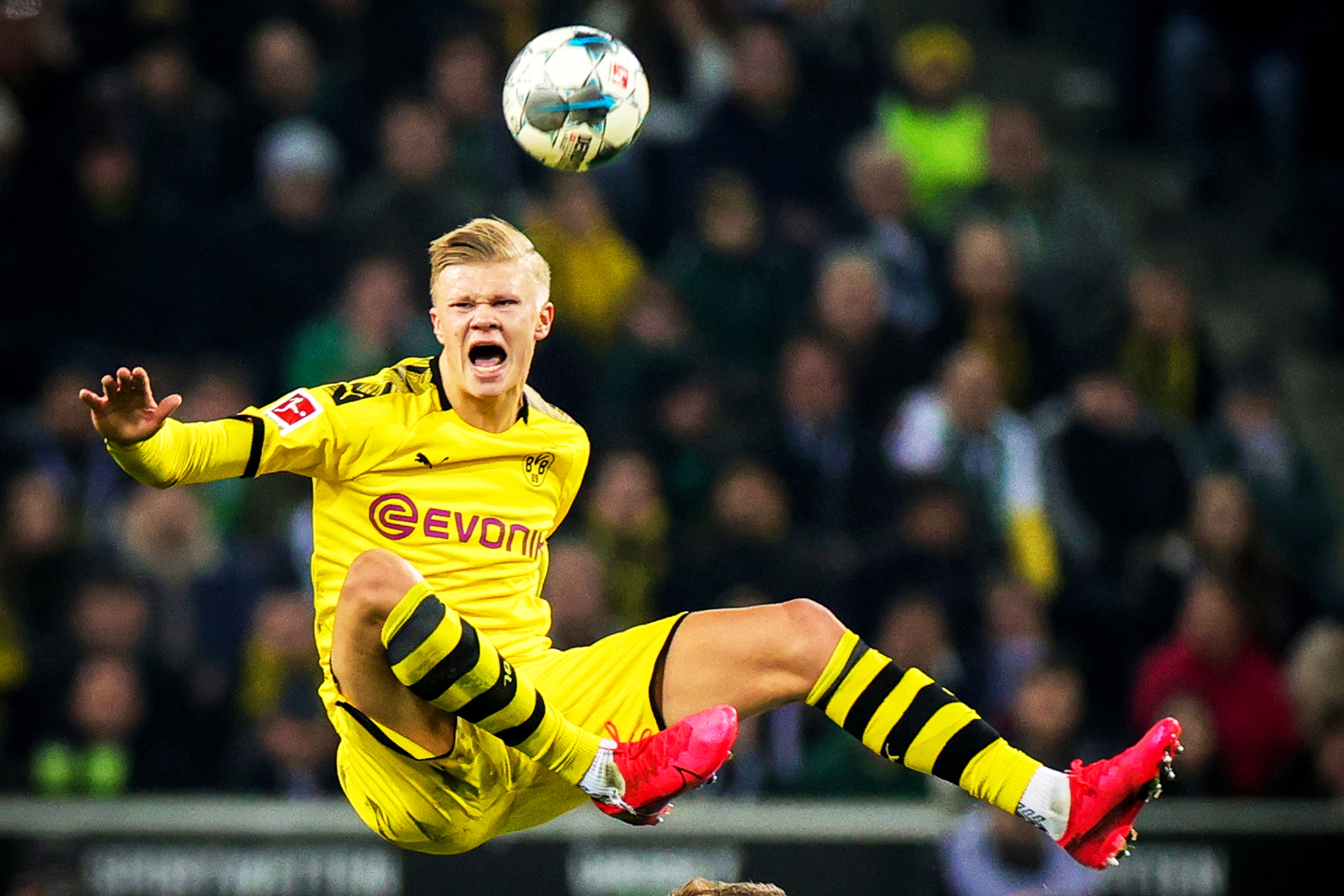 拜仁莱万梅开二度战胜门兴