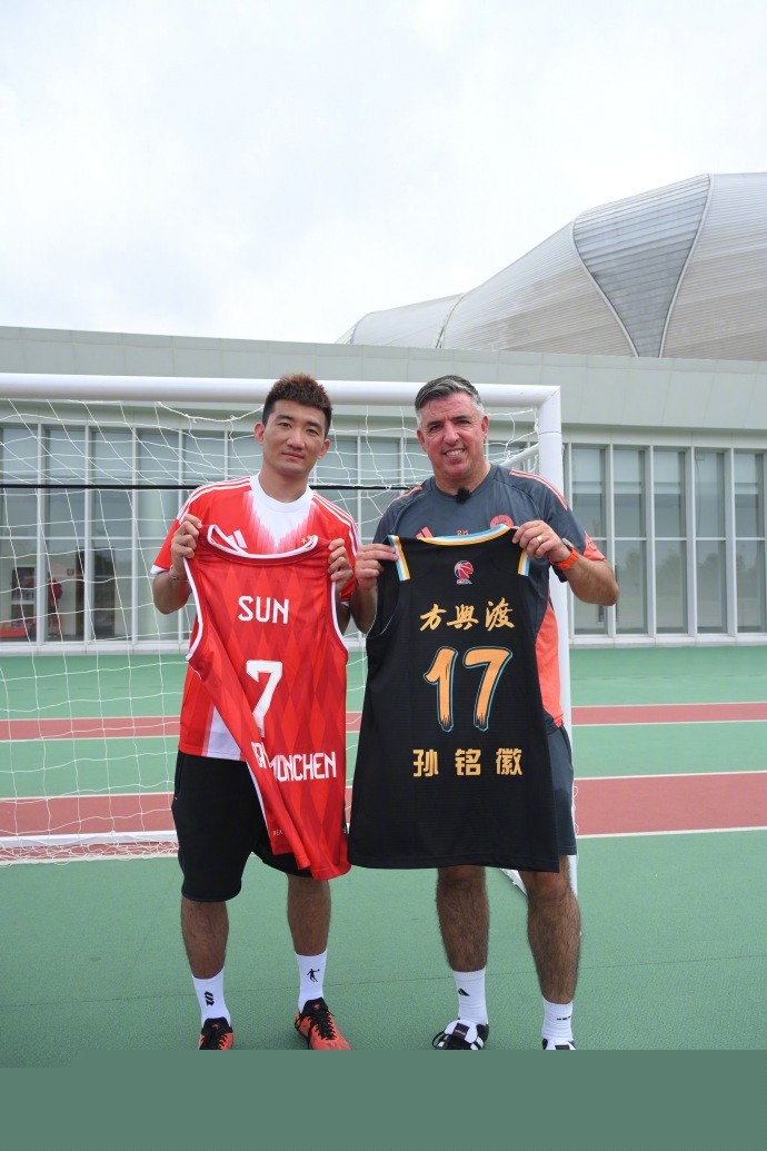 篮球湖人球员场上发挥获得球迷认可